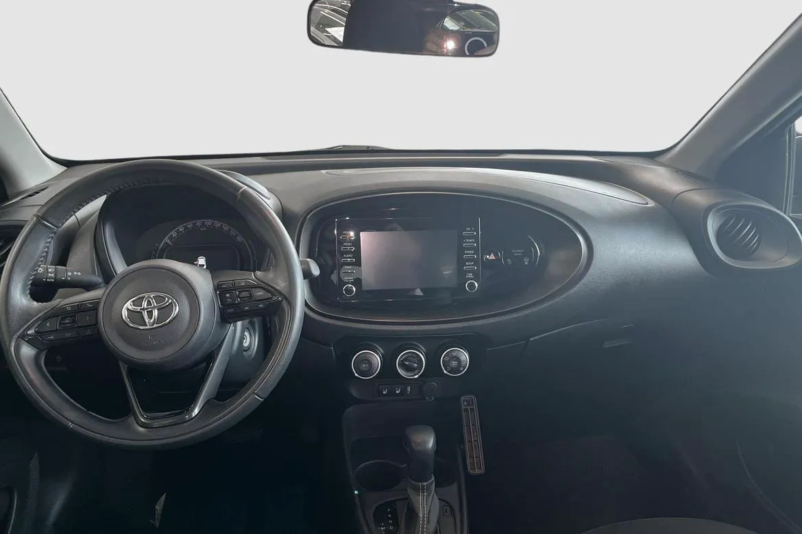 Vehicle image 10