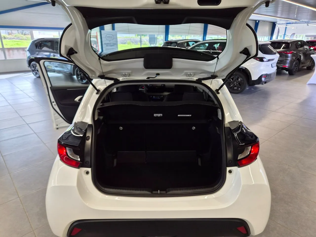 Vehicle image 13
