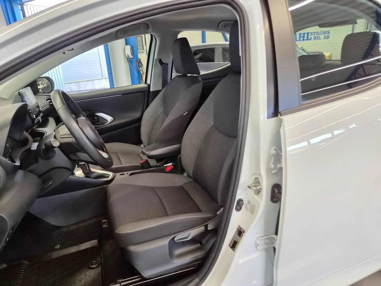 Vehicle image 6