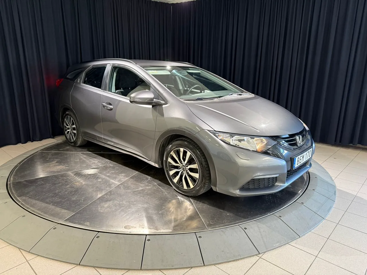 Vehicle image 7