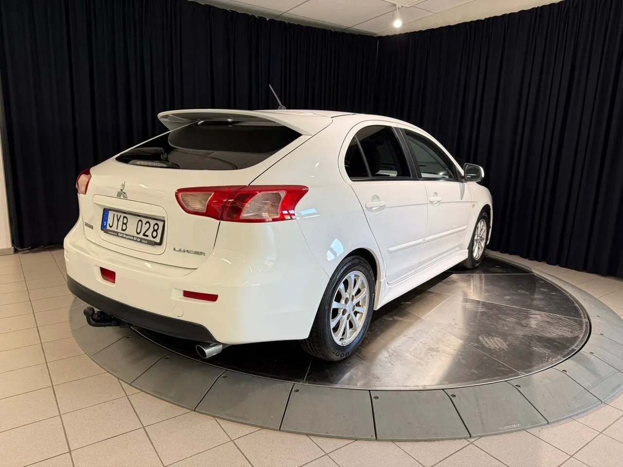 Vehicle image 5