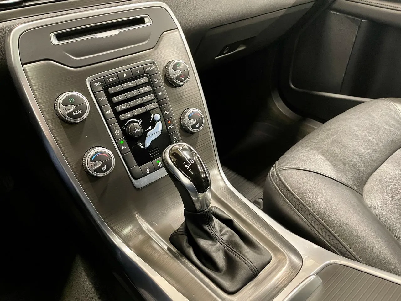 Vehicle image 18