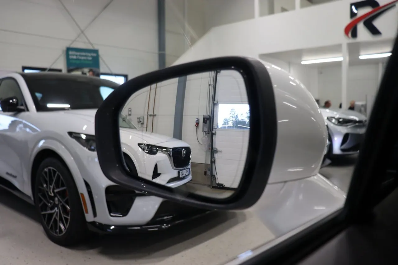 Vehicle image 15