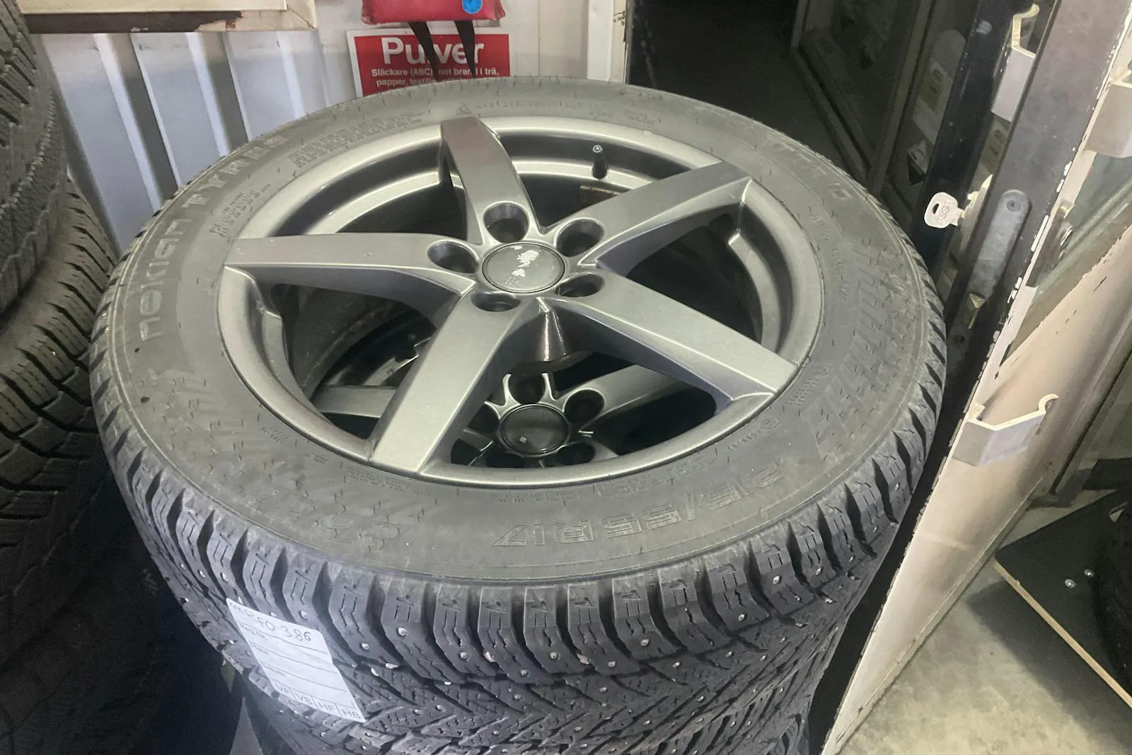 Vehicle image 10
