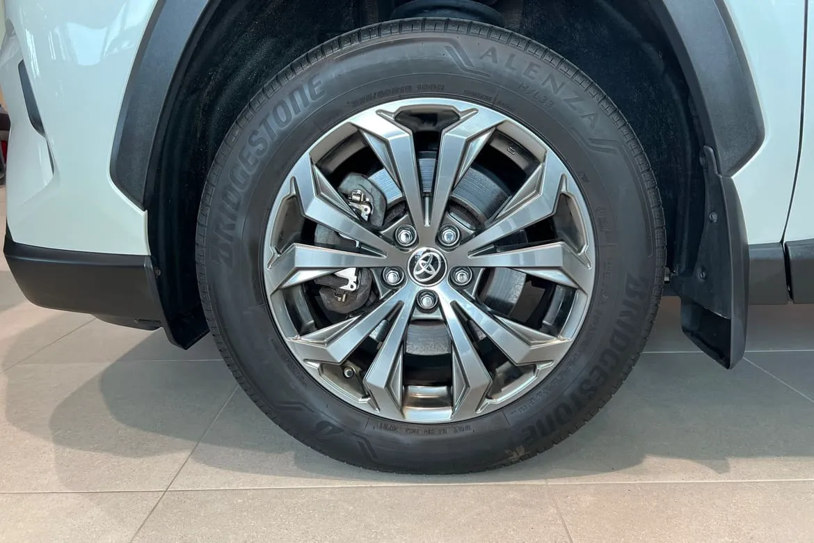 Vehicle image 16