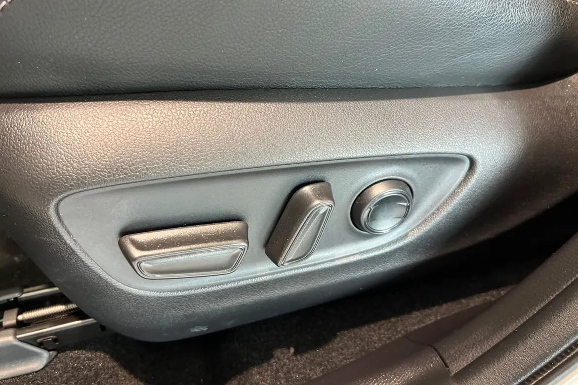 Vehicle image 25