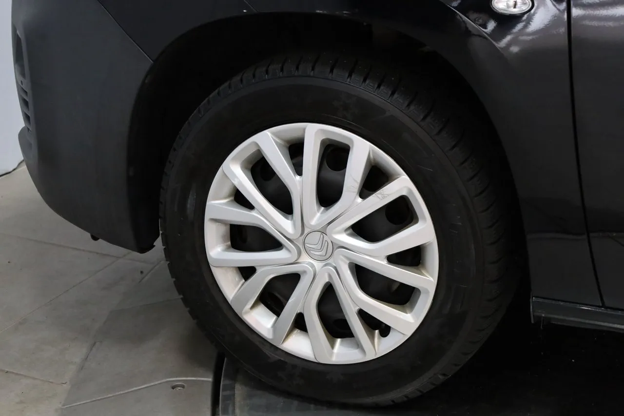 Vehicle image 21