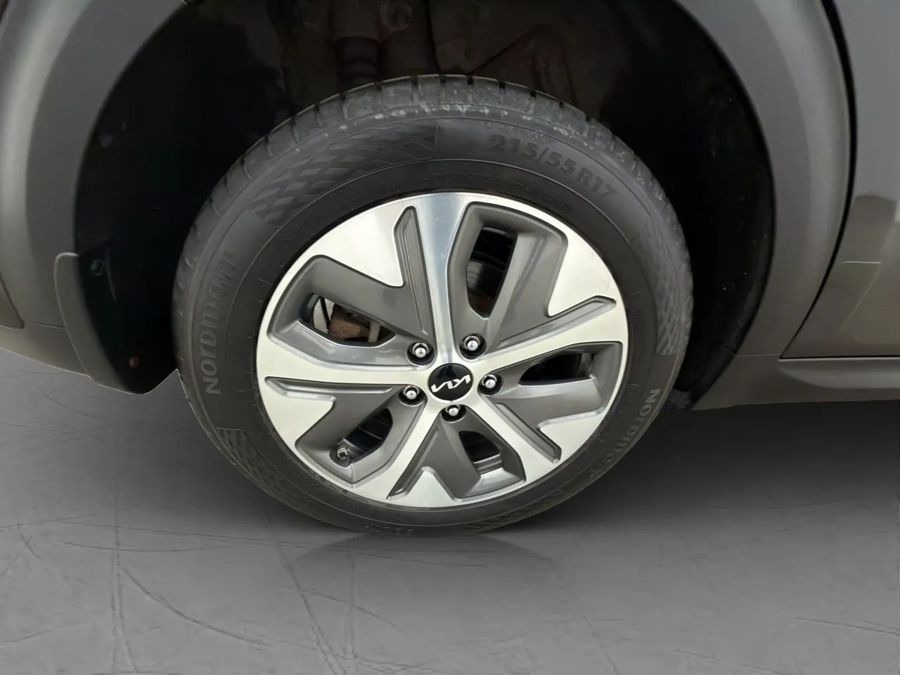 Vehicle image 32