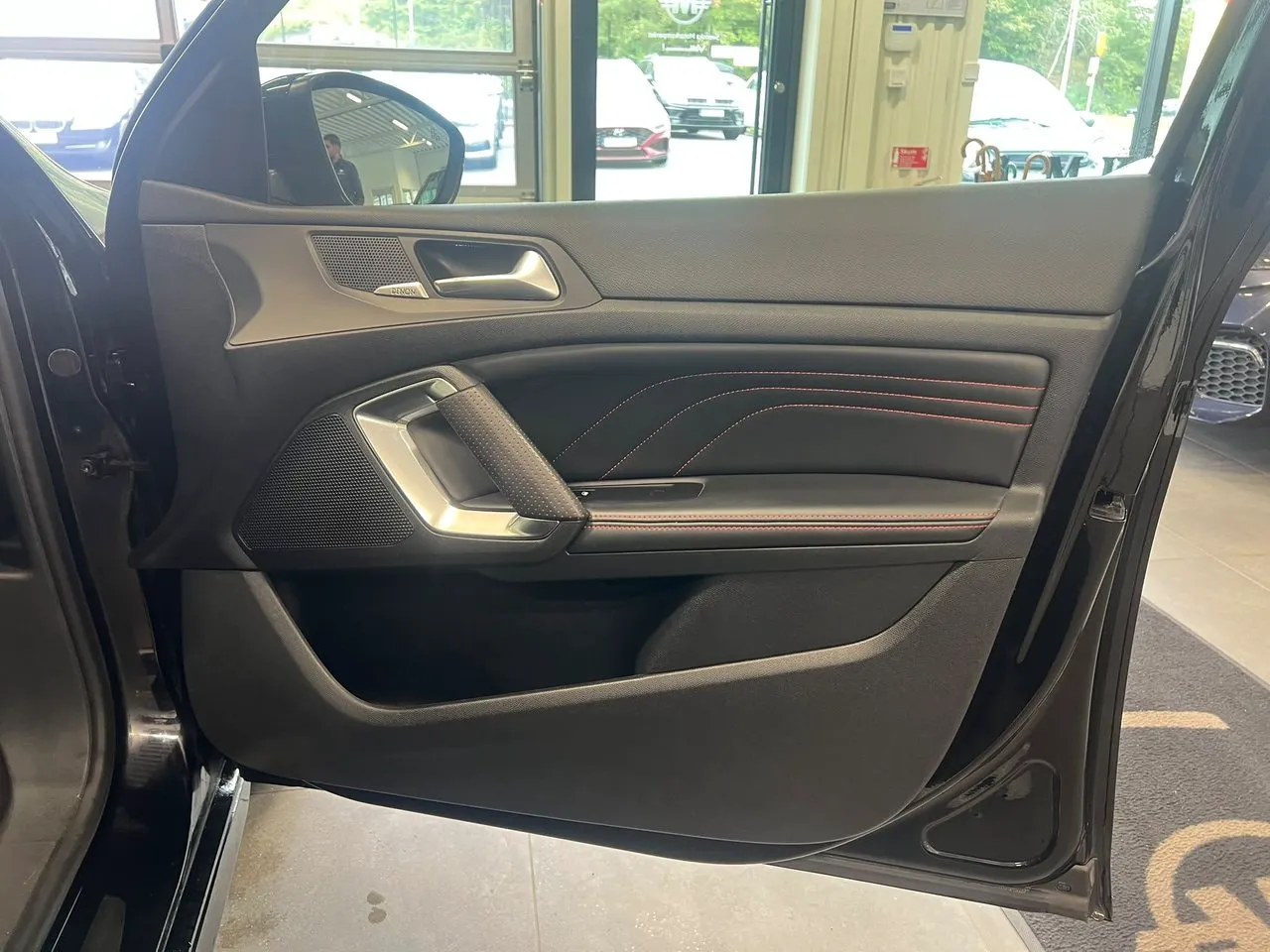 Vehicle image 16