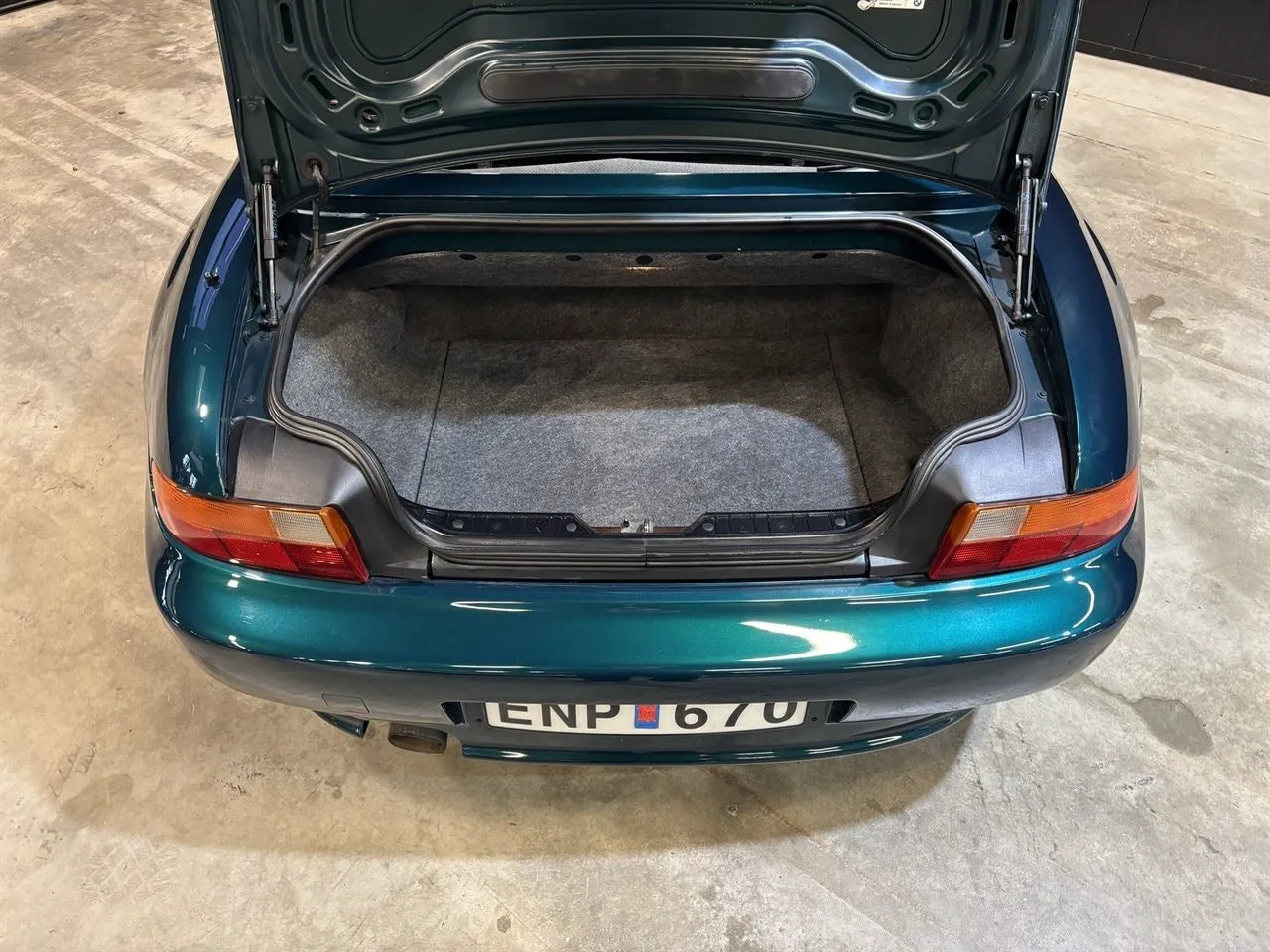Vehicle image 16