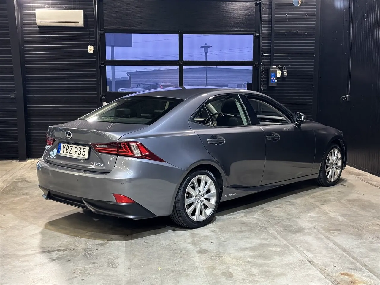 Vehicle image 5