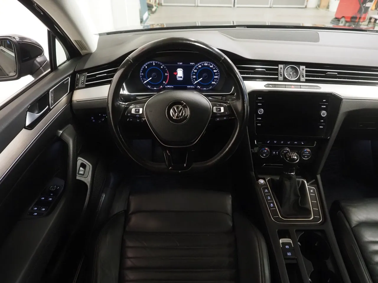 Vehicle image 16