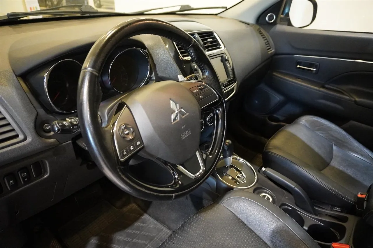 Vehicle image 14