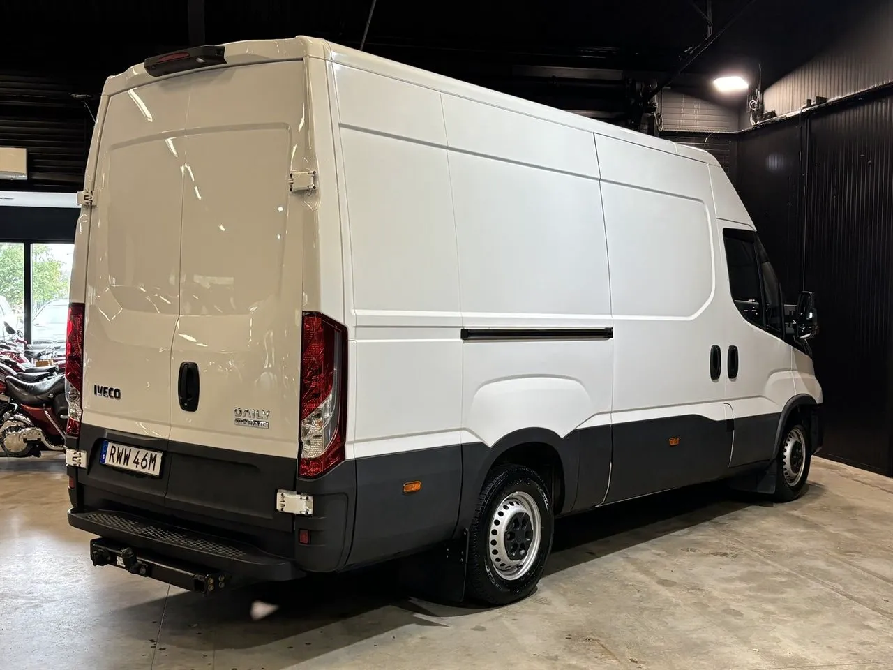 Vehicle image 16