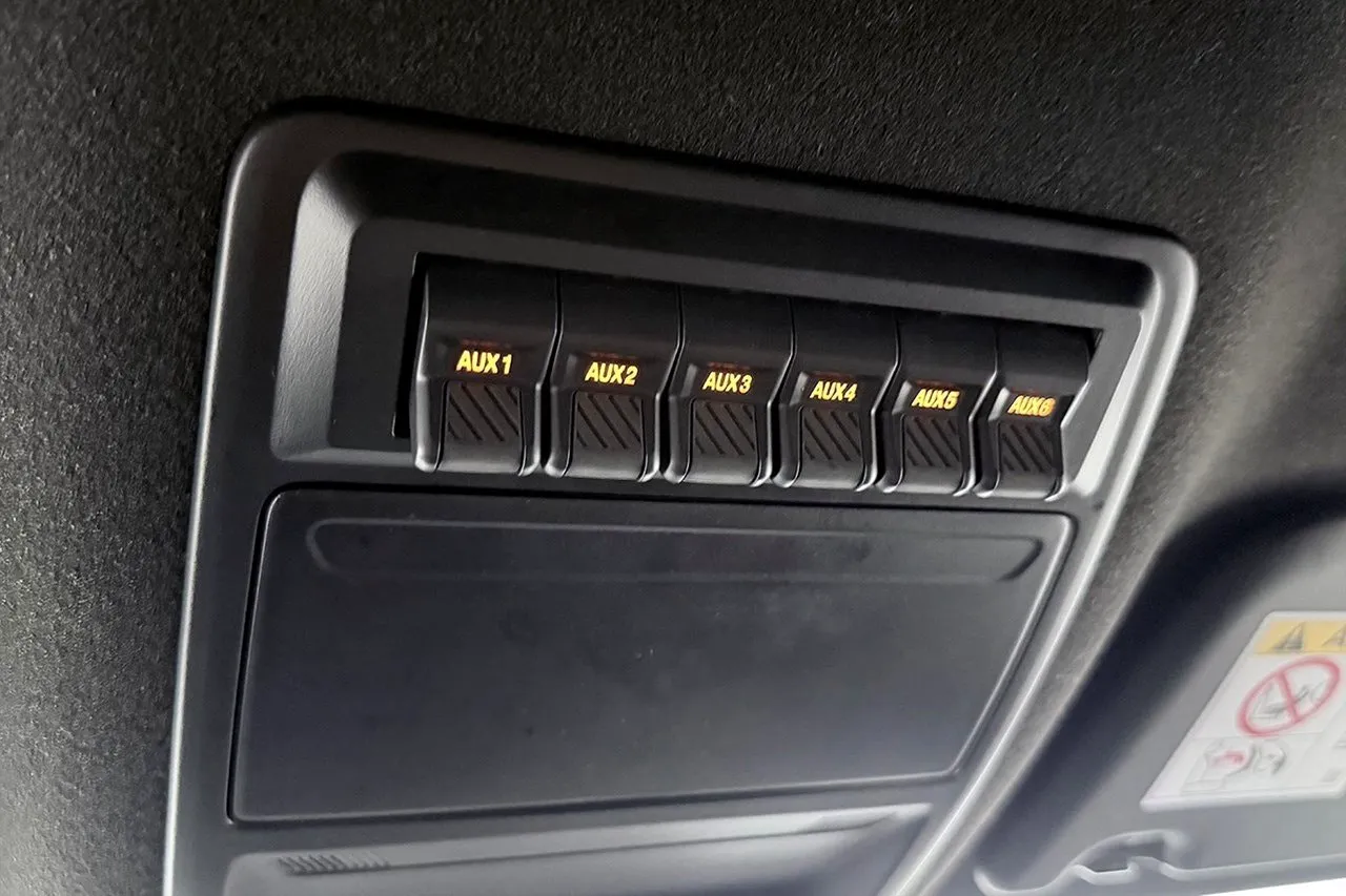 Vehicle image 32