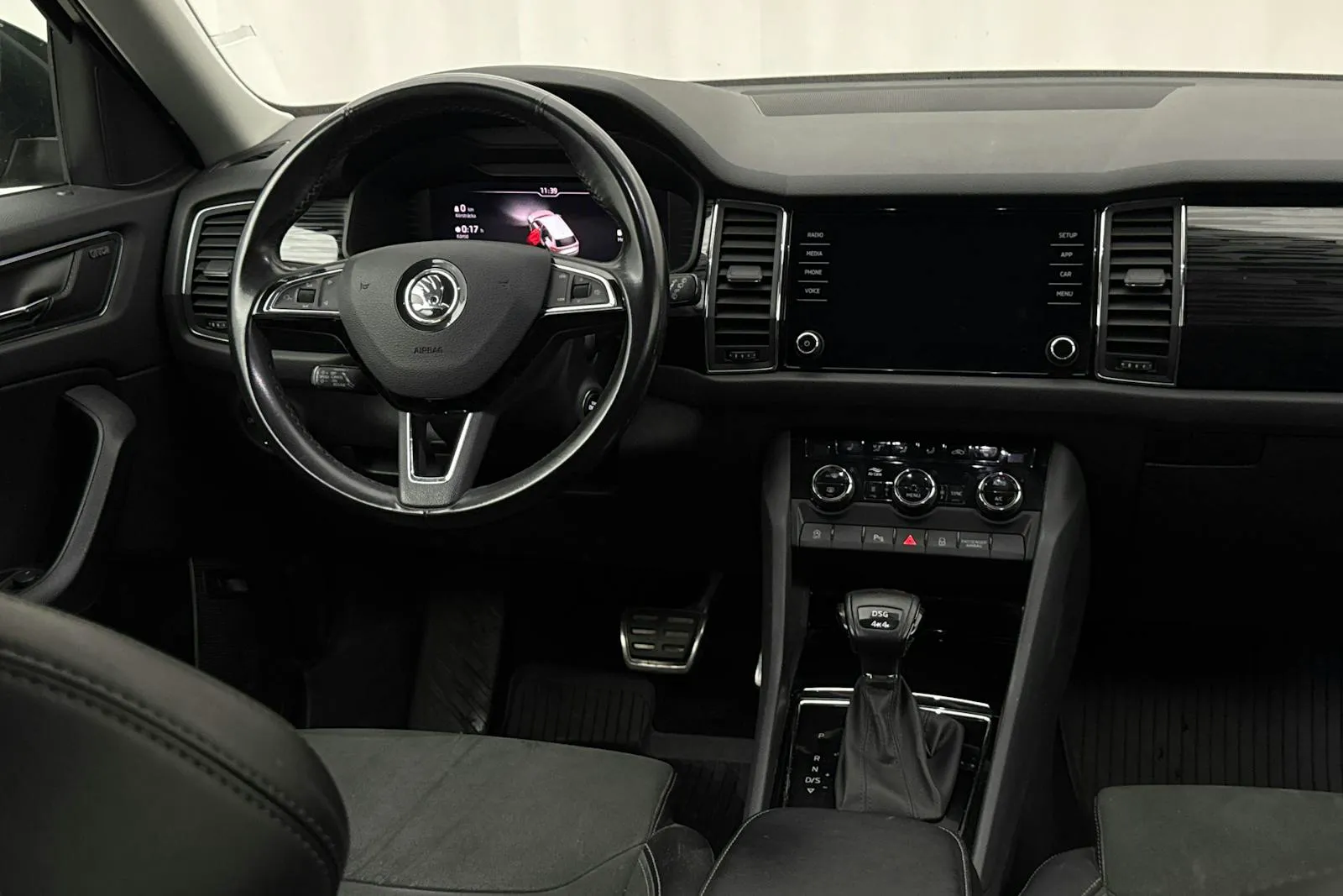 Vehicle image 16