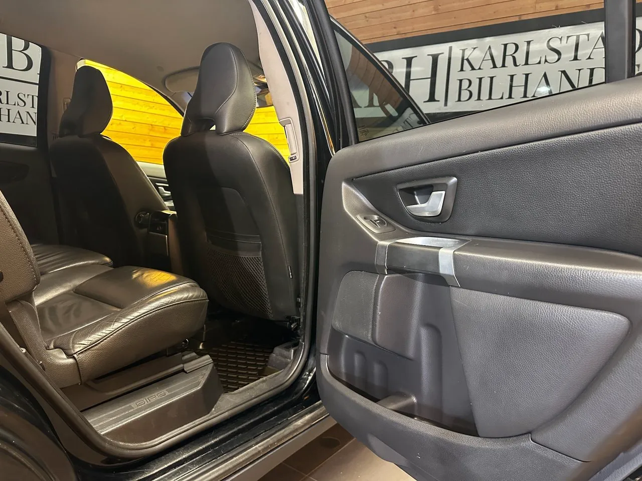 Vehicle image 18