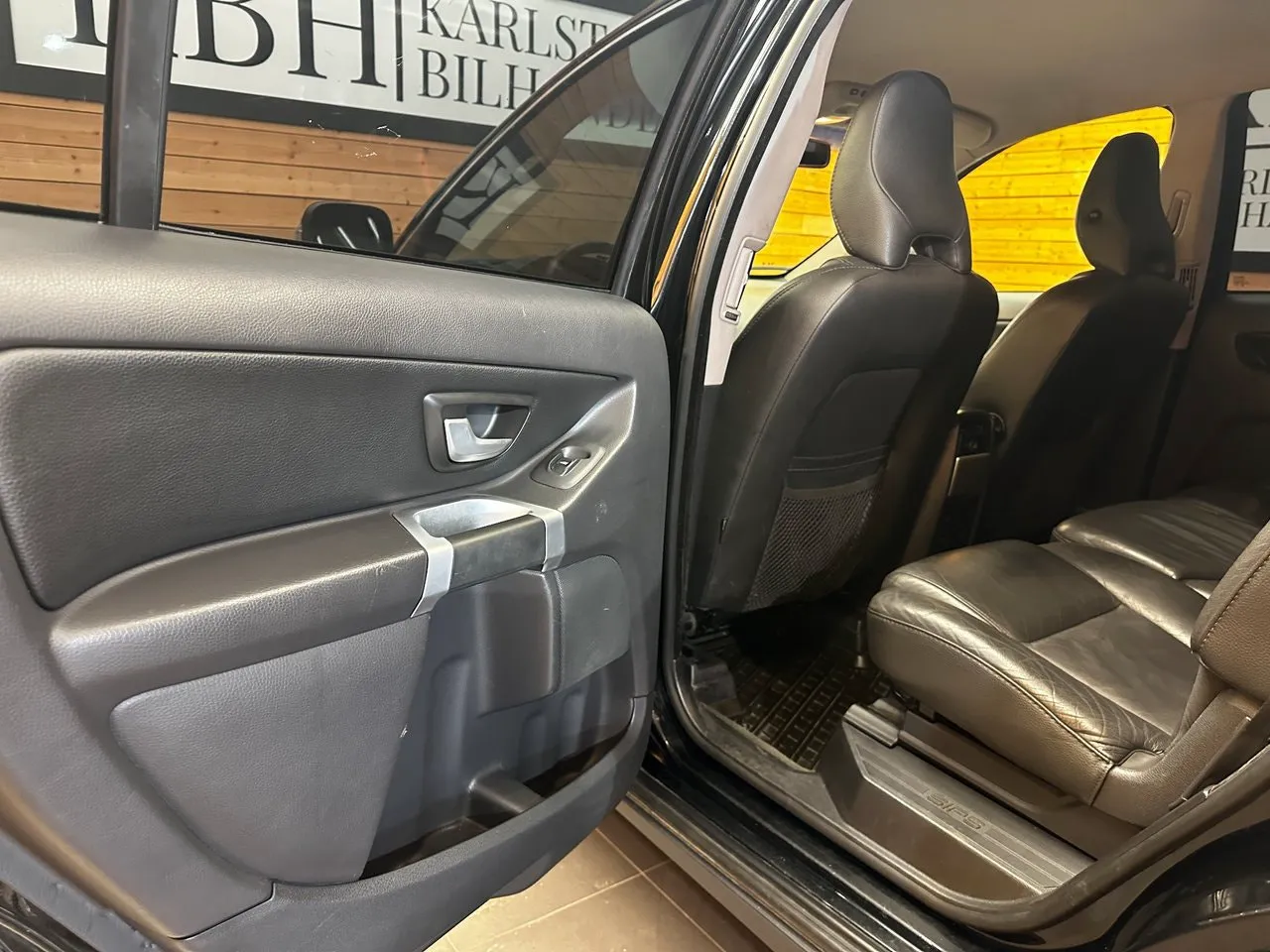 Vehicle image 14