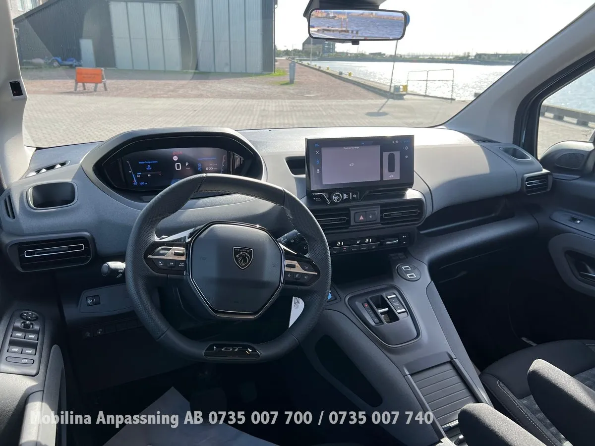 Vehicle image 27
