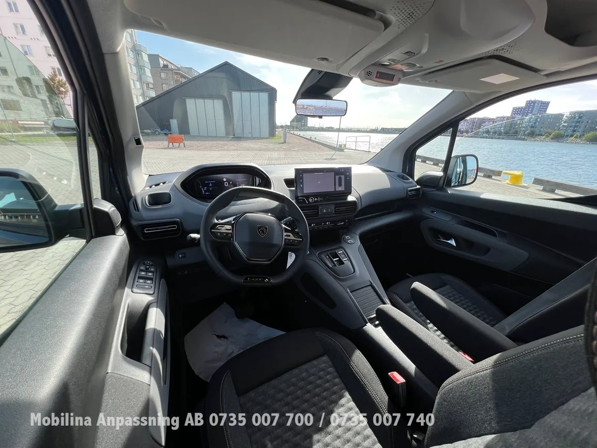 Vehicle image 26