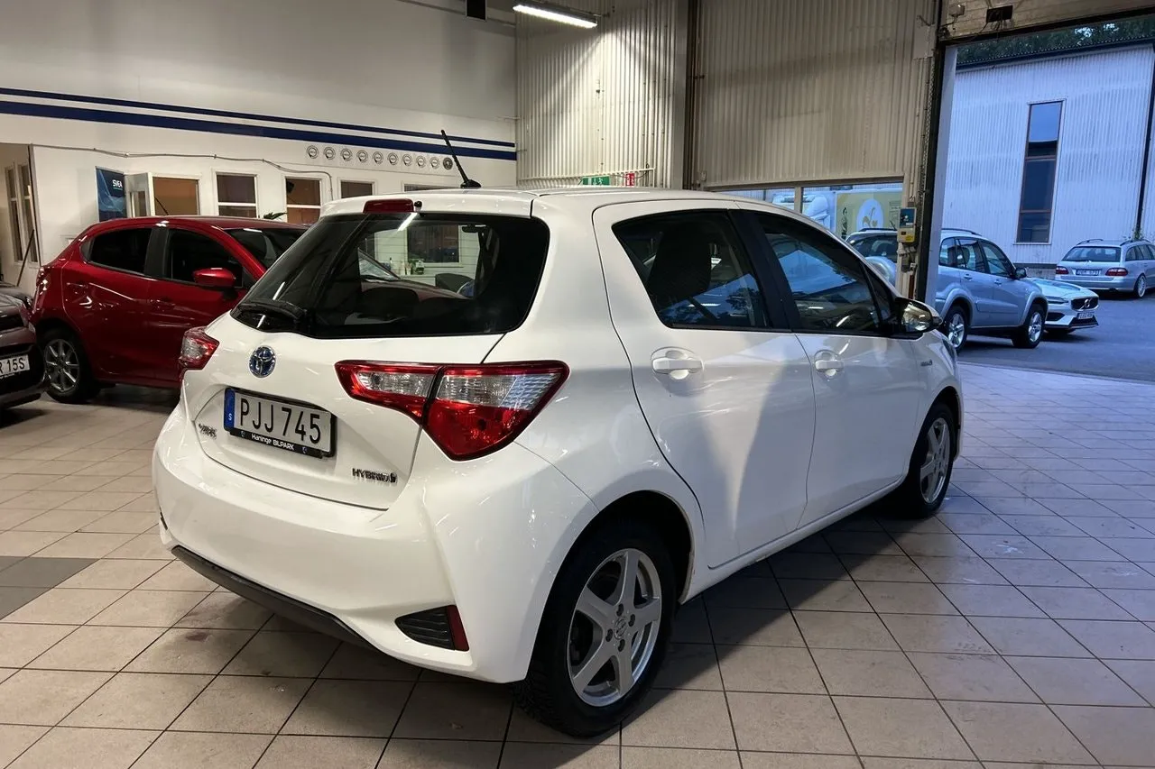 Vehicle image 5