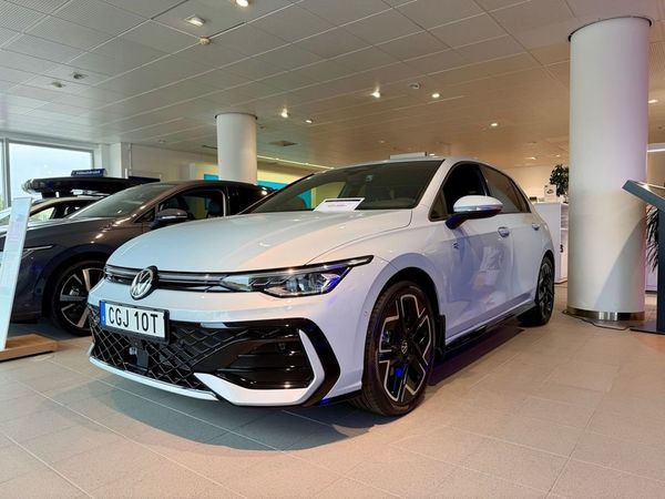 Volkswagen Golf R-Line 1.5 eTSI (150hk) Aut Värmare Drag - 2026