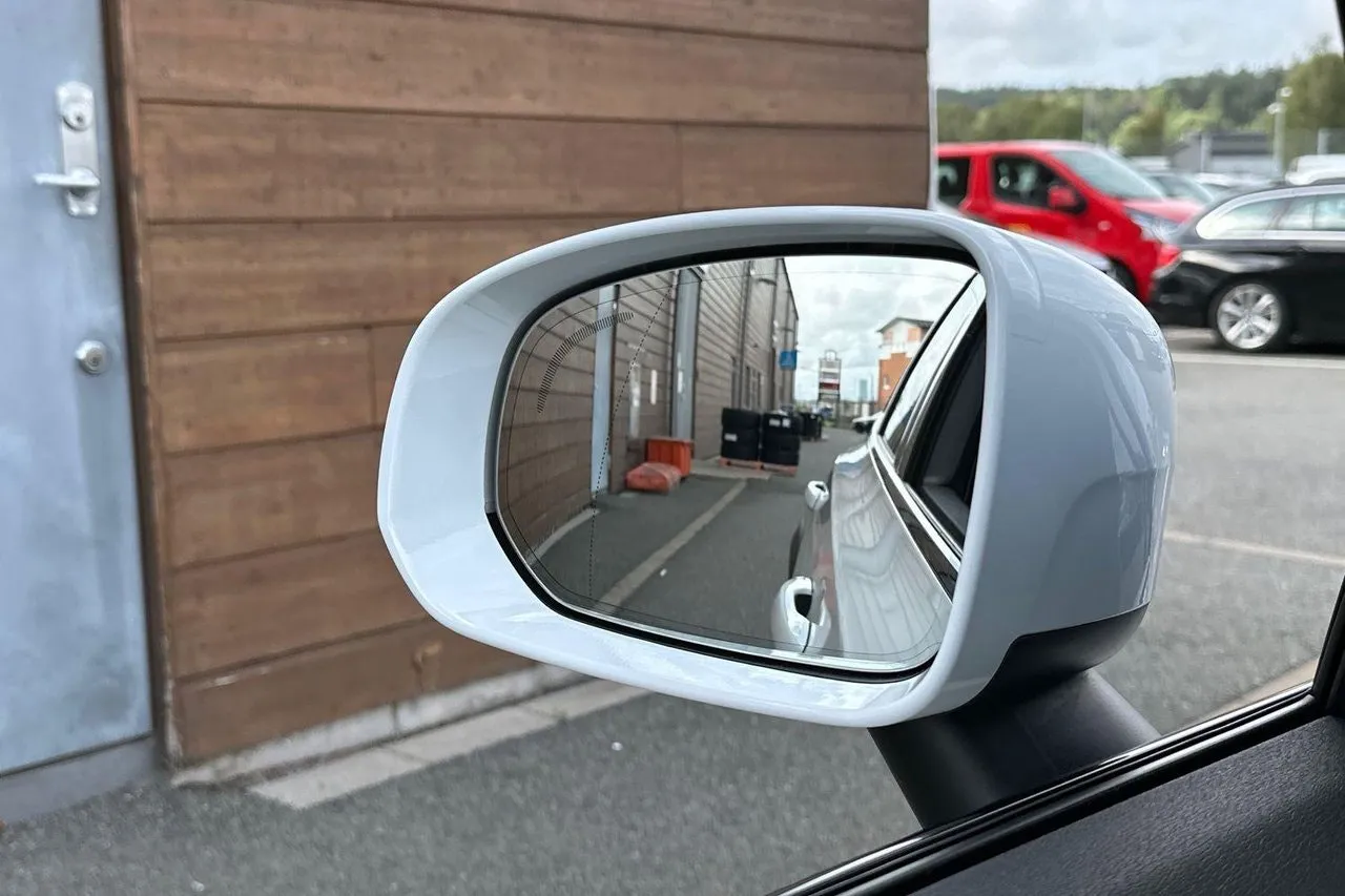 Vehicle image 28