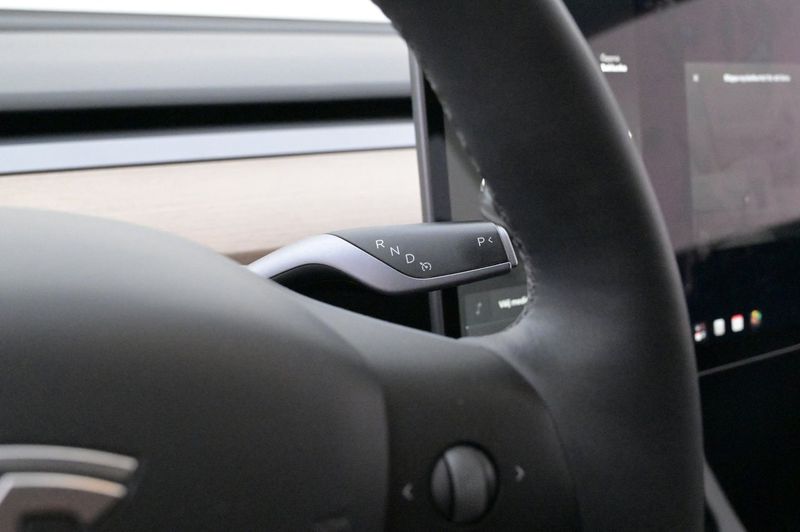 Tesla Model Y bild 8