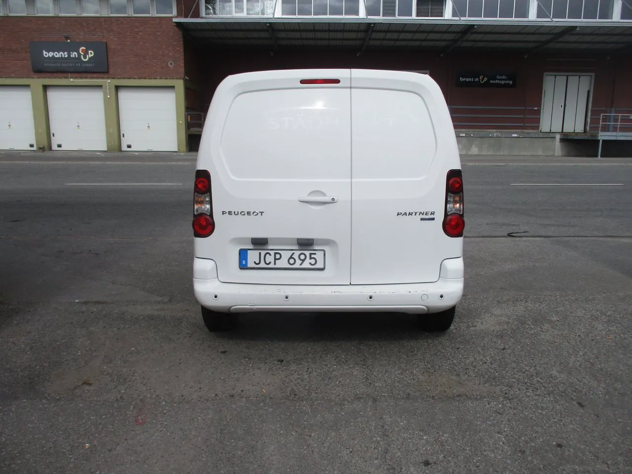 Vehicle image 5