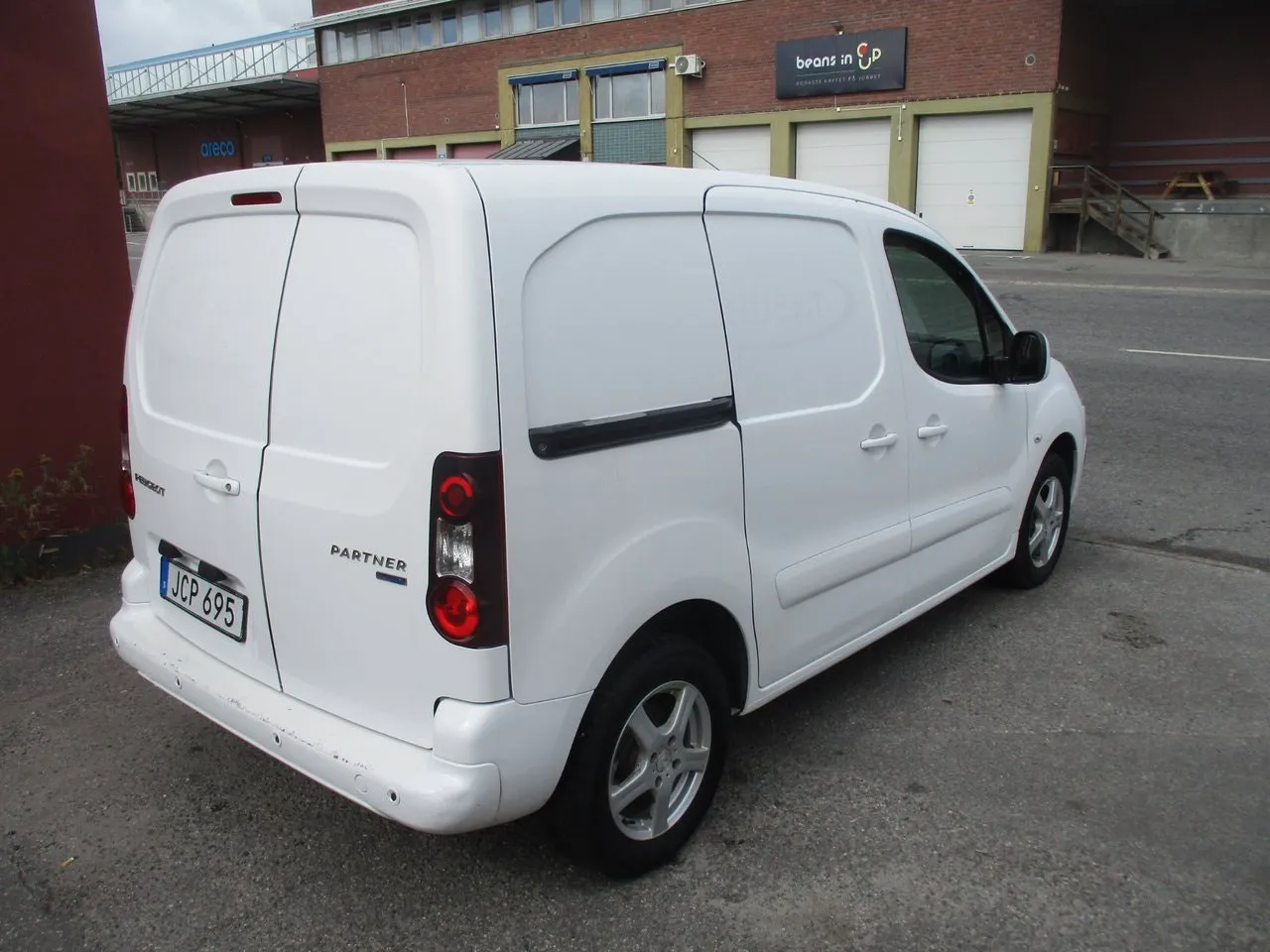 Vehicle image 4