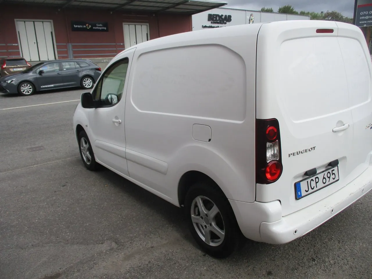 Vehicle image 3