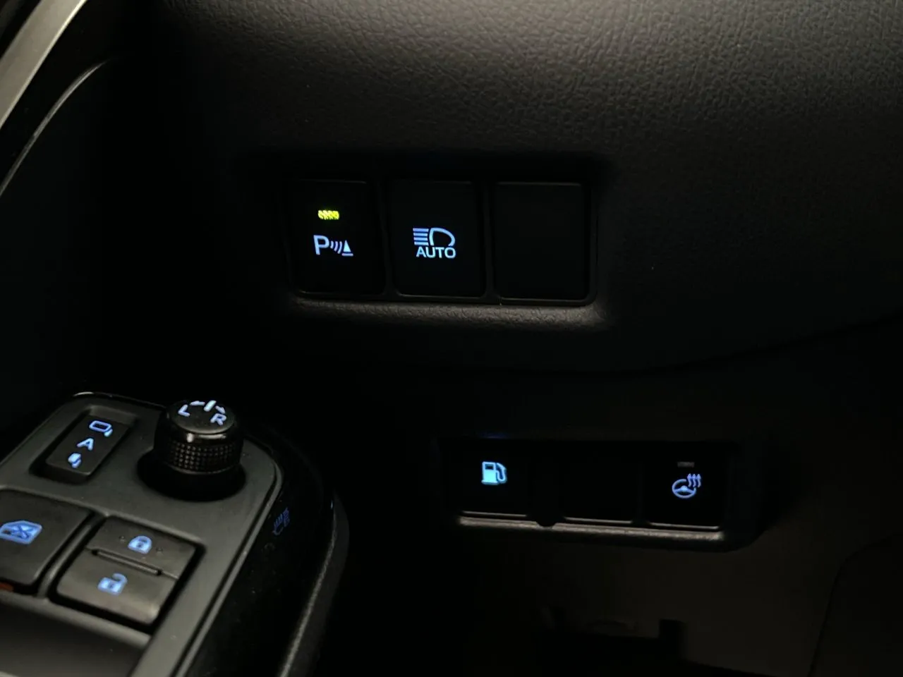 Vehicle image 25