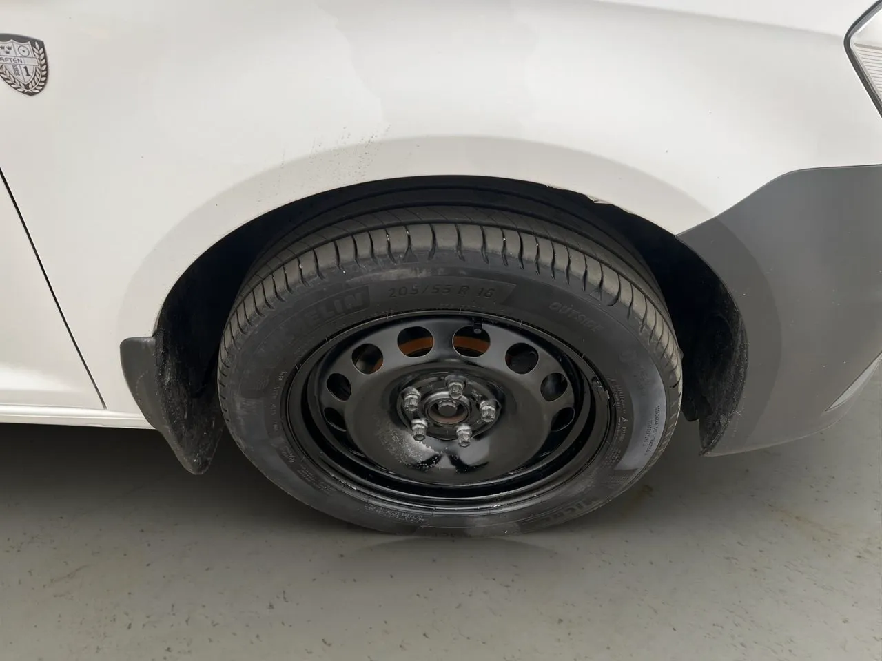 Vehicle image 25