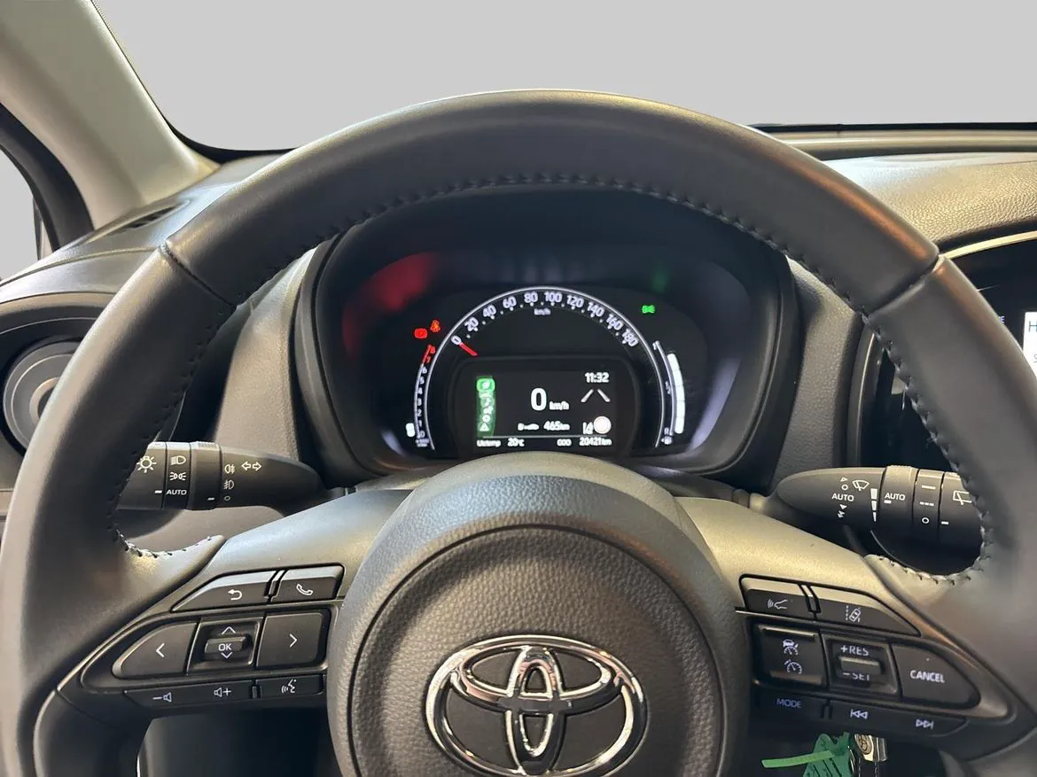 Vehicle image 14