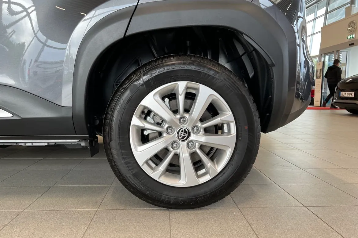 Vehicle image 16