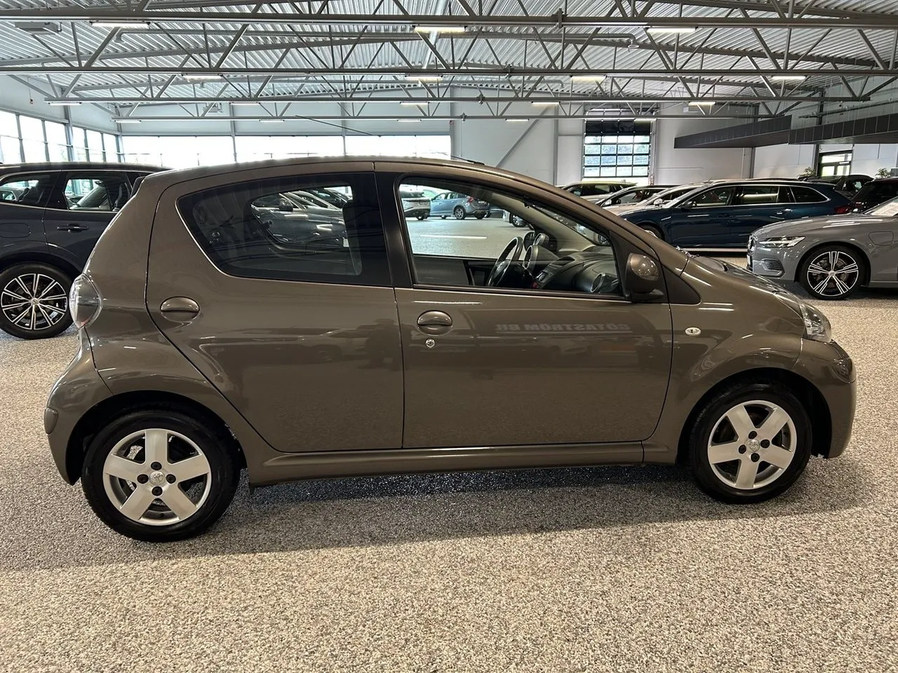 Vehicle image 6