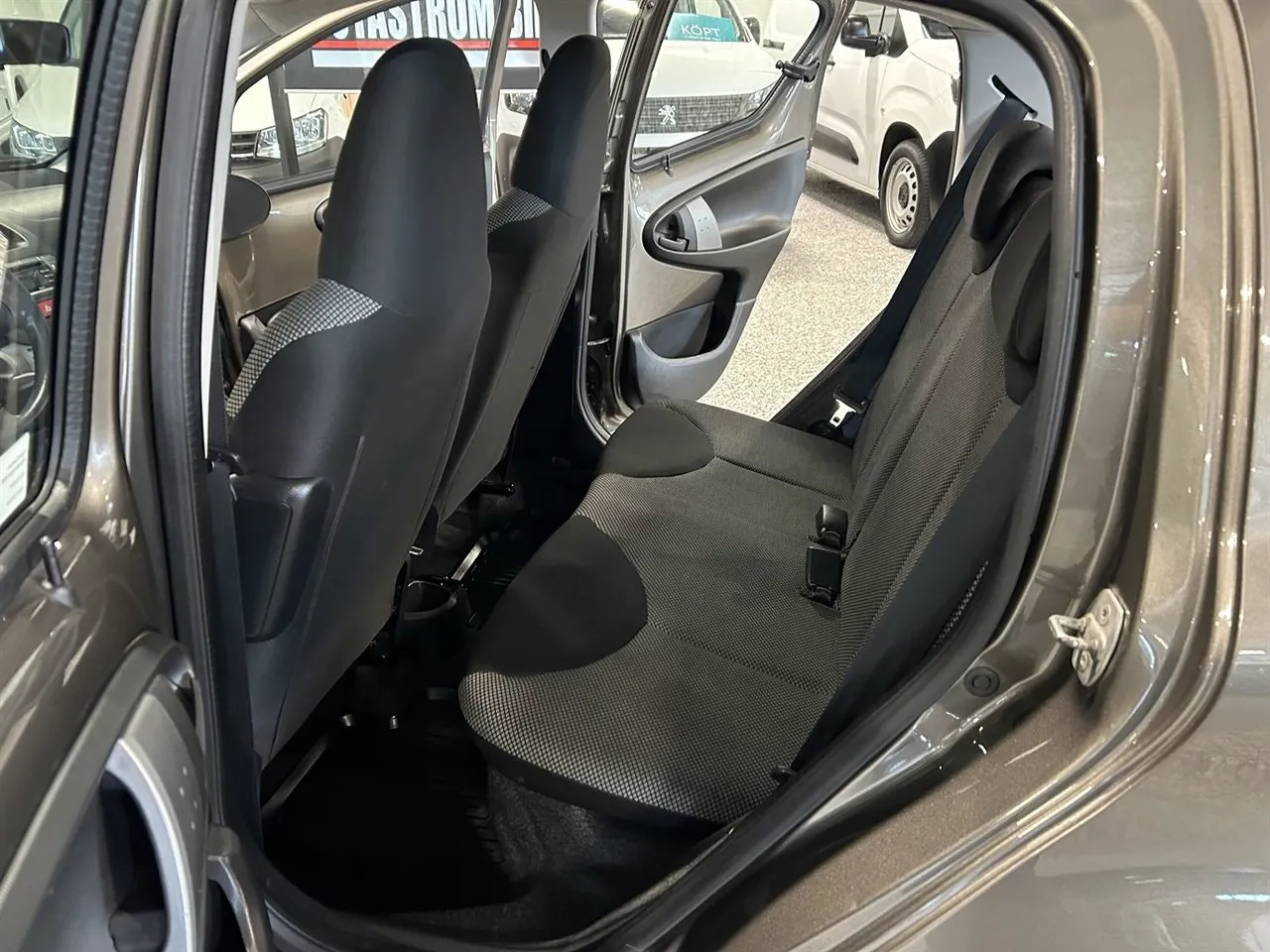 Vehicle image 14