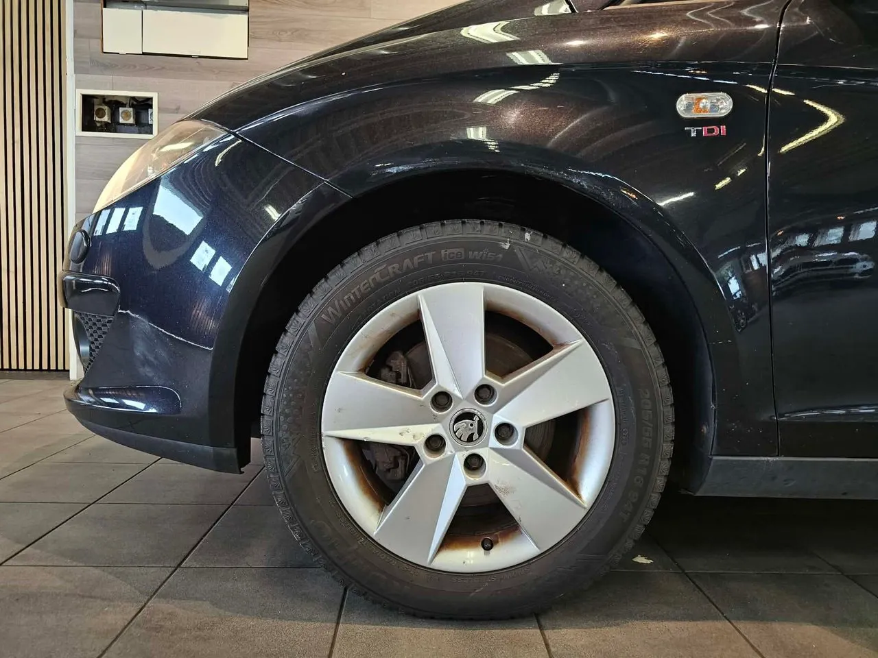Vehicle image 16