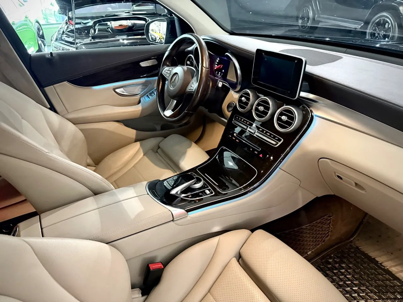Vehicle image 14
