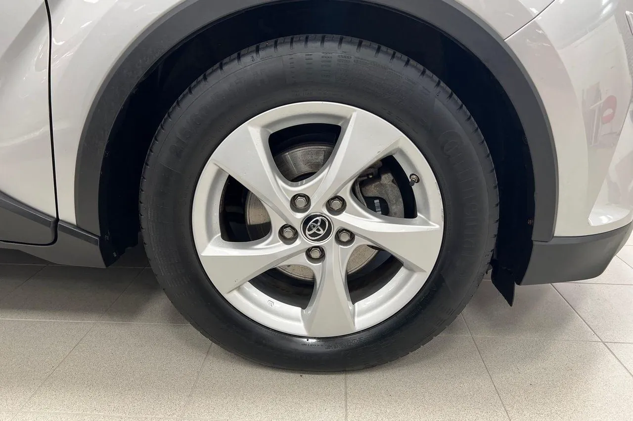 Vehicle image 16