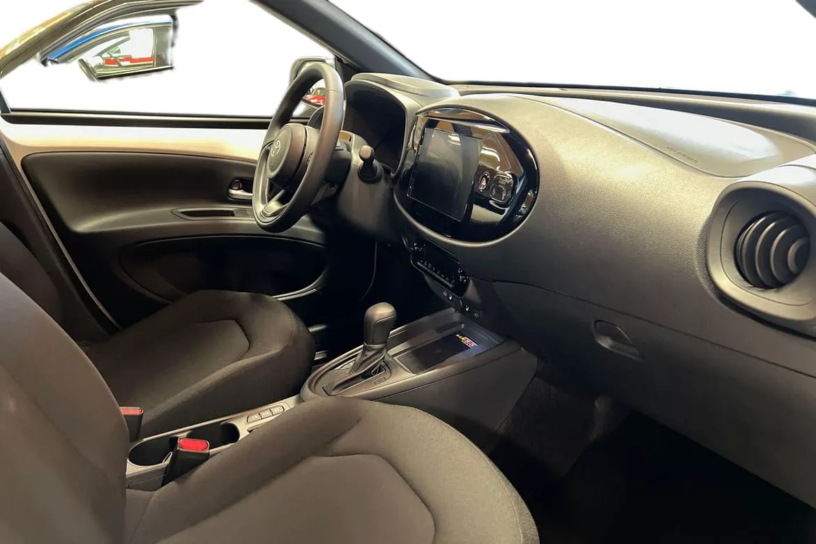 Vehicle image 6