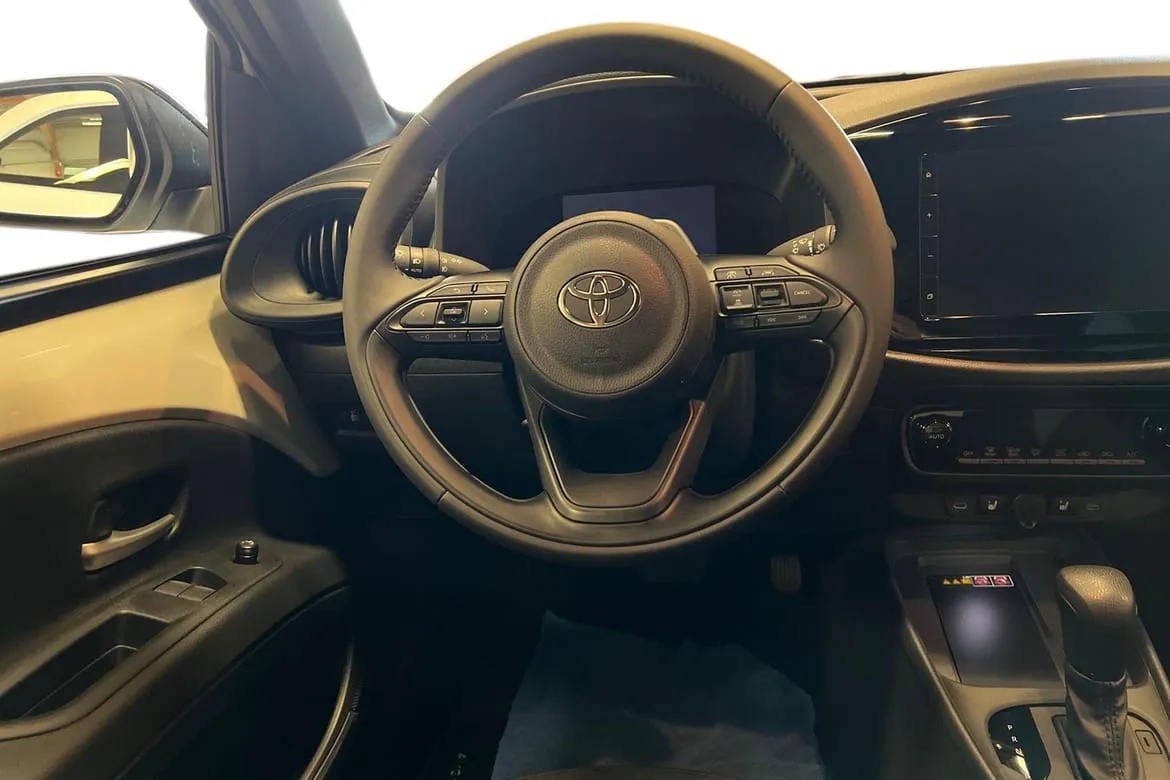 Vehicle image 10
