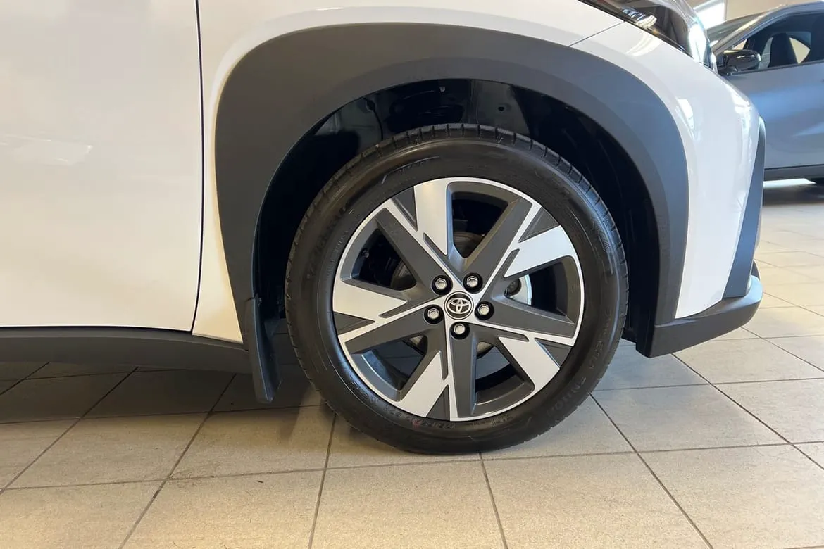 Vehicle image 16