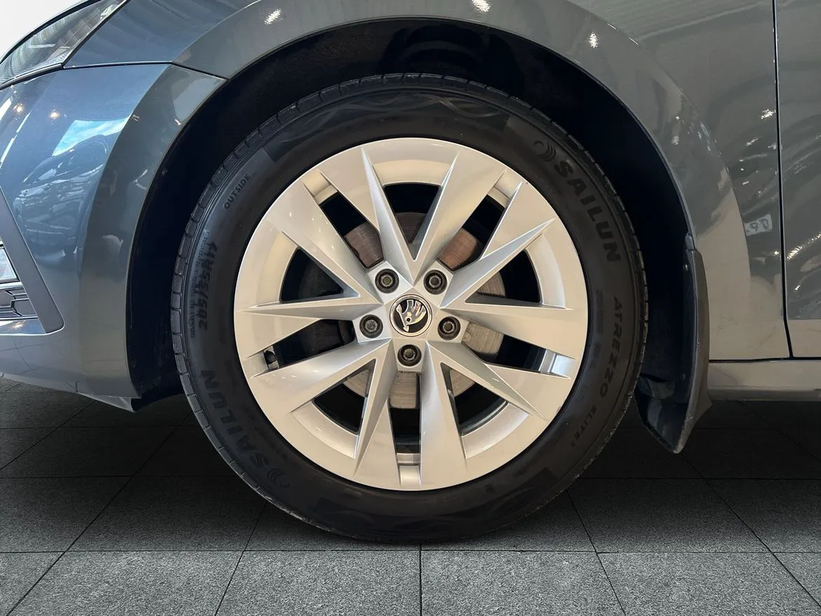 Vehicle image 15