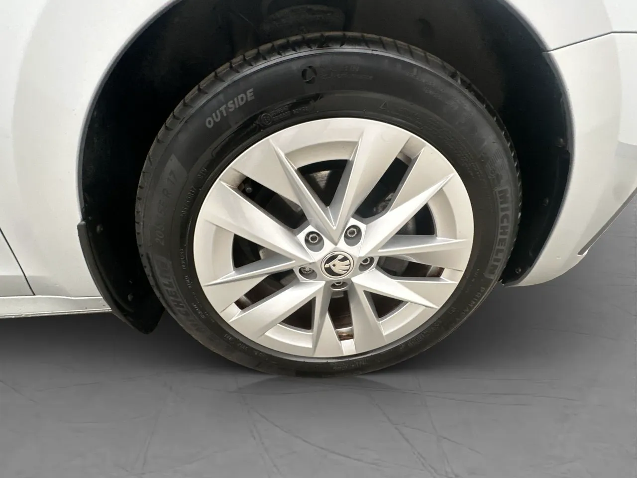 Vehicle image 32