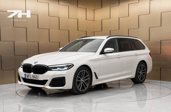 BMW 530 e xDrive Touring / Backkamera / Dragkrok - 2023
