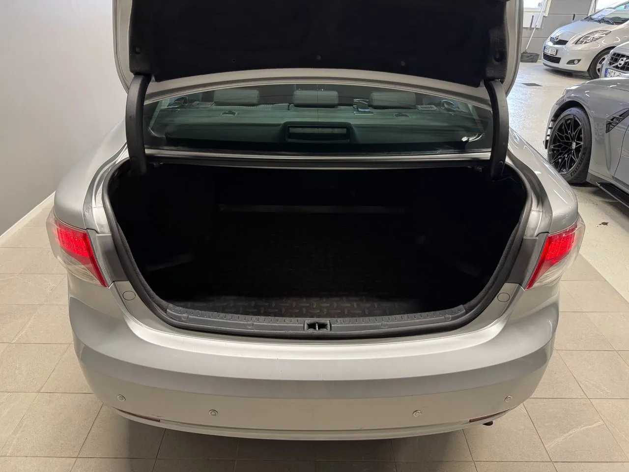 Vehicle image 14