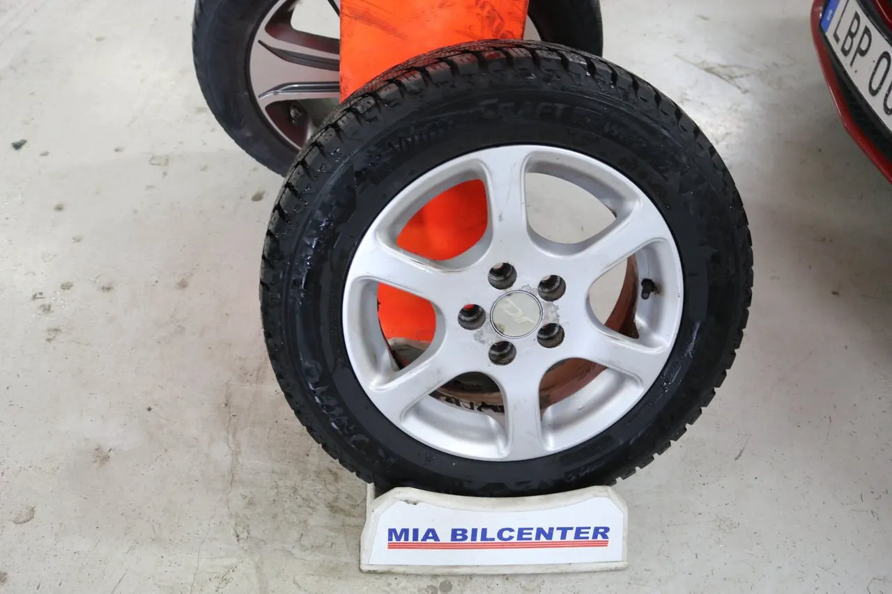 Vehicle image 14