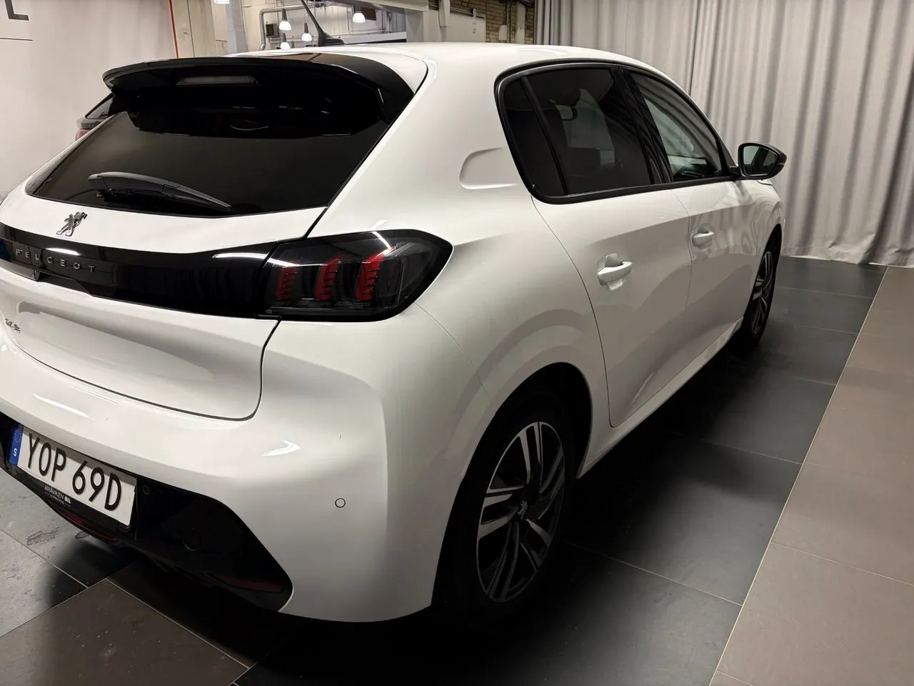 Vehicle image 3