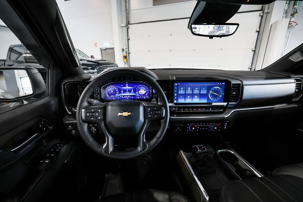 Vehicle image 15